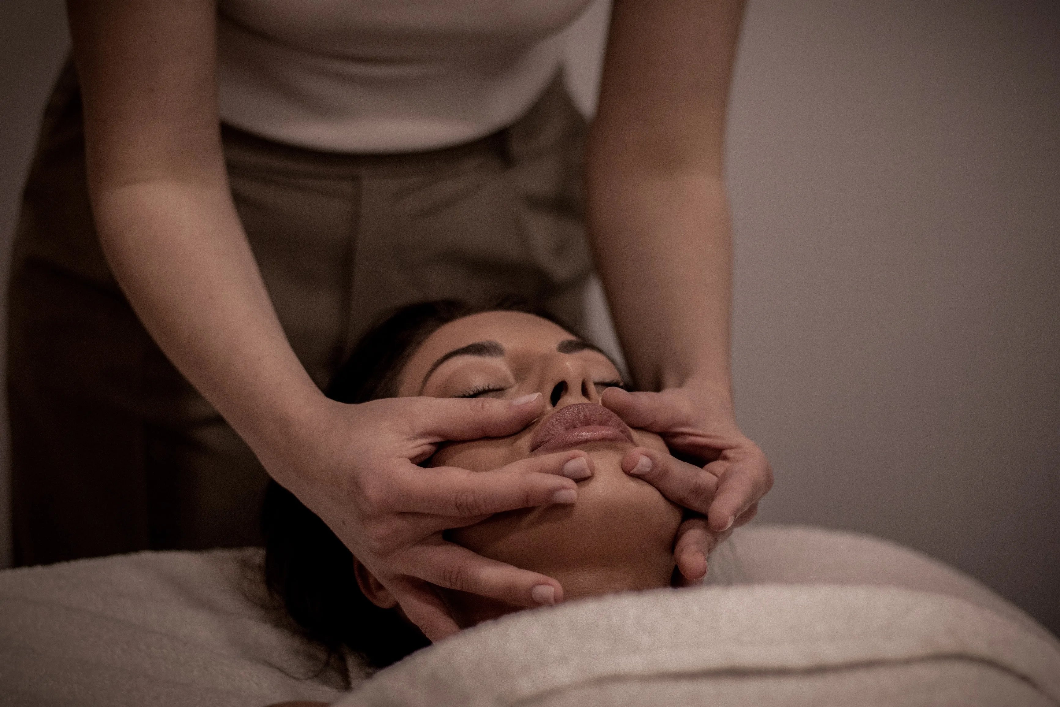 Onar Wellness facial massage ritual performed at the spa, showcasing advanced skincare techniques for relaxation and rejuvenation.